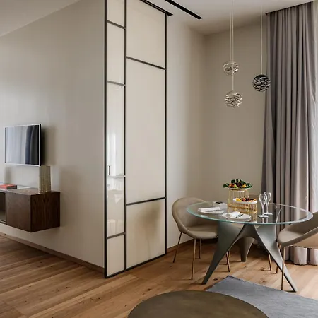 Grand Victoria Concept & Spa, By R Collection מנאג'יו